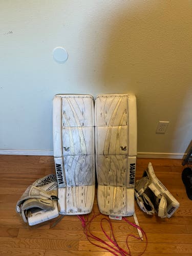 32" Vaughn Velocity V6 Goalie Leg Pads (Used)