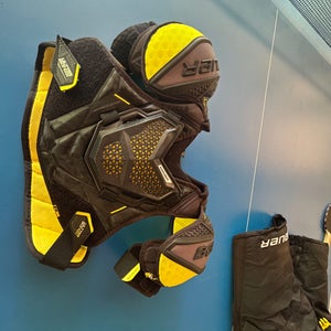 Medium Junior Bauer Supreme Ultrasonic Shoulder Pads (Used)