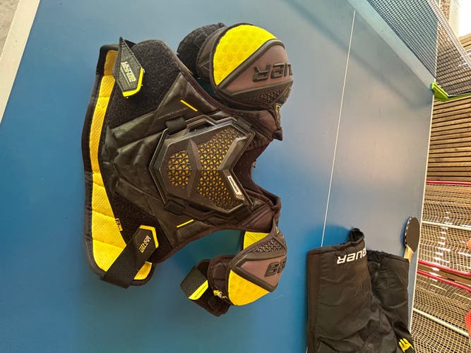 Medium Youth Bauer Supreme Ultrasonic Shoulder Pads (Used)