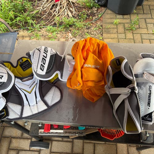 Men's Medium Youth Bauer Supreme S170 Shoulder Pads (Used)