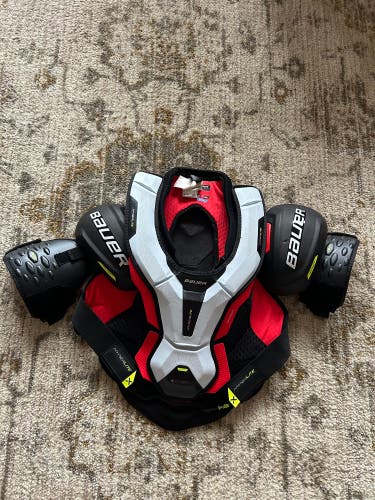 Men's Large Senior Bauer Vapor Hyperlite Shoulder Pads (Used)