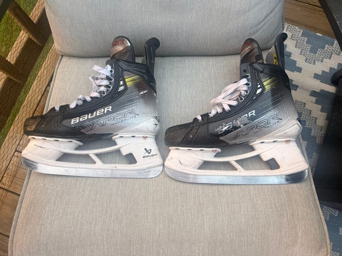 2023 Bauer Vapor Hyperlite 2 Hockey Skates Narrow Width 7 (Used)