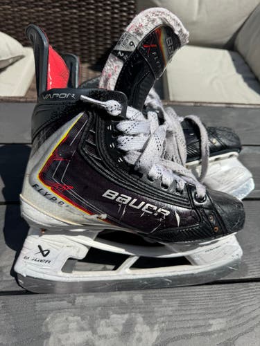 Black 2025 Bauer Vapor Flypro Hockey Skates Regular Width 6 (Used)