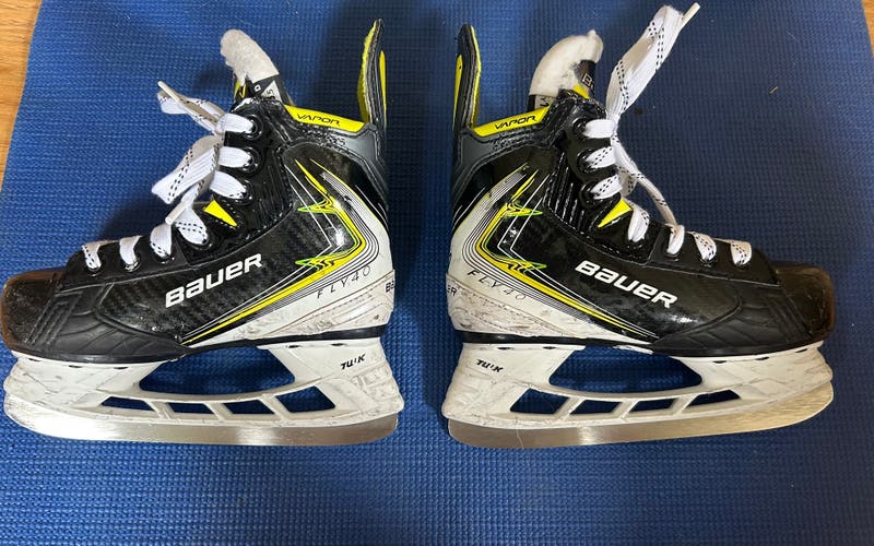 2025 Bauer Vapor Fly40 Hockey Skates Regular Width 13.5 (Used)