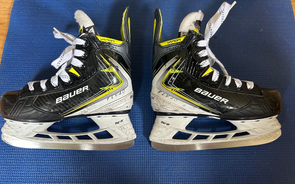 2025 Bauer Vapor Fly40 Hockey Skates Regular Width 13.5 (Used)