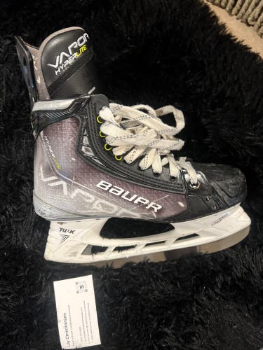2021 Bauer Vapor Hyperlite Hockey Skates 6 (Used)