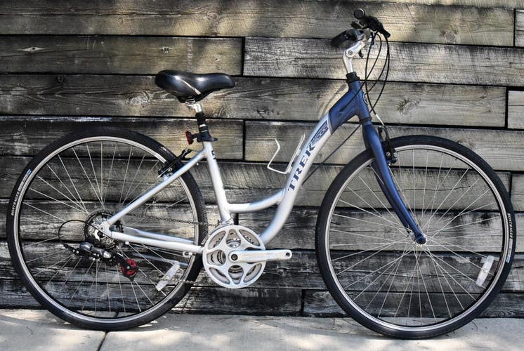 TREK MULTITRACK 7000 HYBRID BIKE SIZE MEDIUM, 16", 21 SPEED, ALUMINUM