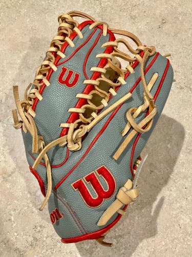 Wilson A2000 OT7 RHT Outfield Baseball Glove 12.75" (Used)