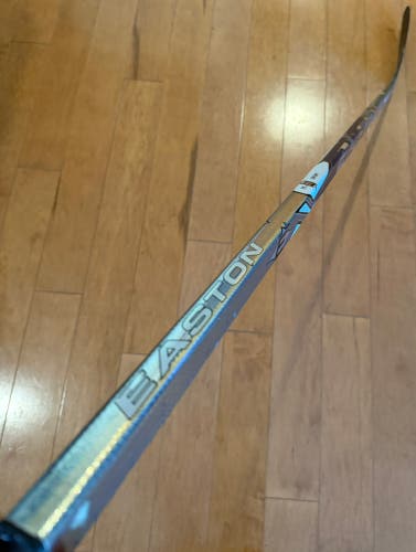 Description:
Up for sale is a classic Right-Handed Easton Synergy EQ50 composite hockey stick (Used)