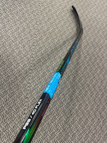 Junior Bauer Supreme Right Handed Hockey Stick P28 40 Flex (New)