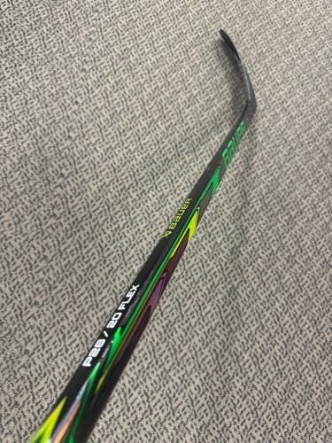Junior Bauer Supreme Right Handed Hockey Stick P28 20 Flex (New)