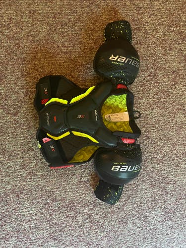 Small Junior Bauer Vapor 3X Shoulder Pads (Used)