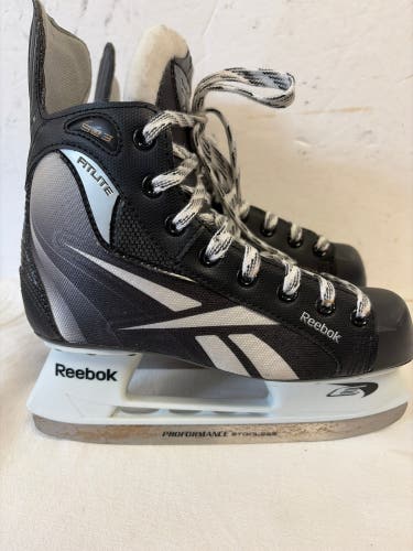 Black Reebok FitLite Hockey Skates Regular Width Size 4 (Used)