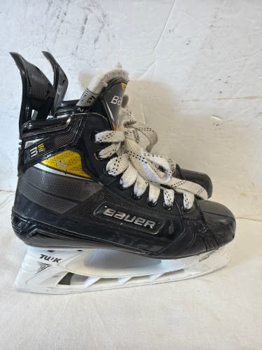 Black Bauer Supreme 3S Pro Hockey Skates Regular Width Size 4.5 (Used)