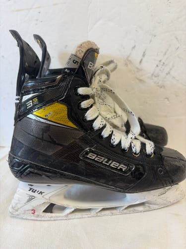 Black Bauer Supreme 3S Pro Hockey Skates Regular Width Size 5 (Used)