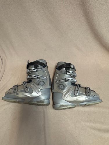 Mondo 24 & 24.5 Unisex Tecnica All Mountain Reval X-7 Ski Boots (Used)