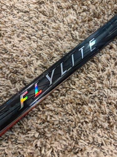 Senior Bauer Vapor Flylite Right Handed Hockey Stick P28 77 Flex (New) Black/Red (No Warranty)