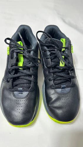 Men's Size M 7.0 (W 8.0) Under Armour Shoes (Used)
