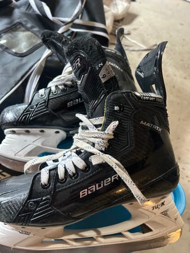 Bauer Supreme Matrix Hockey Skates Size 6 (Used)