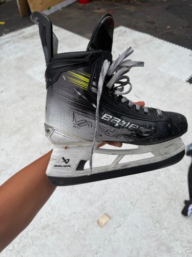 2023 Bauer Vapor Hyperlite 2 Hockey Skates Extra Wide Width 8.5 (Used)