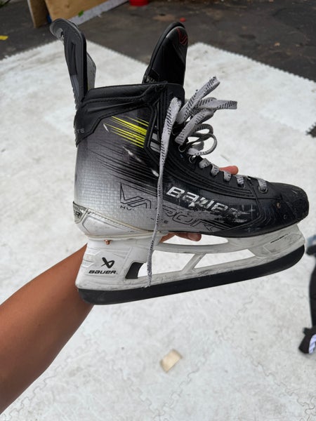 2023 Bauer Vapor Hyperlite 2 Hockey Skates Extra Wide Width 8.5 (Used)