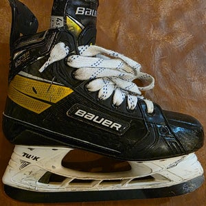 Bauer Supreme UltraSonic intermediate hockey skates in size 4.5, Fit 2