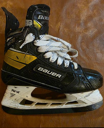 Bauer Supreme UltraSonic intermediate hockey skates in size 4.5, Fit 2