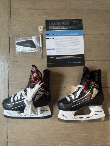 Black 2025 True HZRDUS 9x Hockey Skates Regular Width Size 2.5 (New)