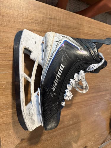 2025 Bauer Vapor Flylite Hockey Skates 8.5 (Used)