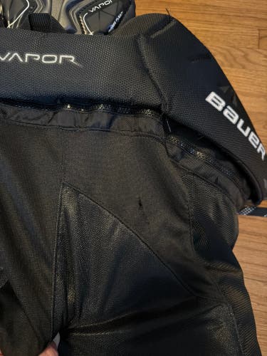 Men's Junior Large Bauer Vapor X100 Hockey Pants (Used)
