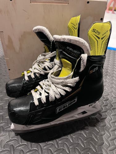 Bauer Supreme S29 Hockey Skates Regular Width 9.5 (Used)