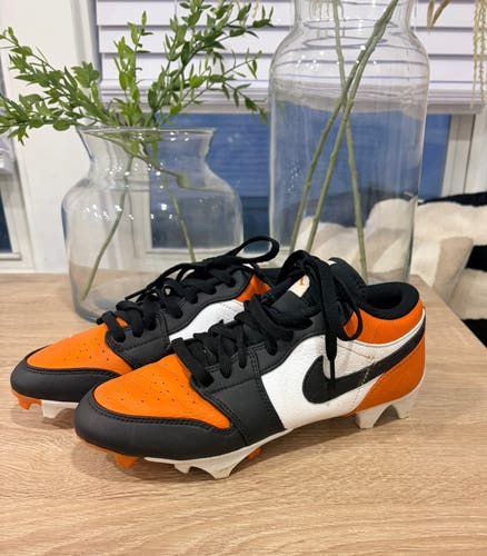 Men's Size M 7.0 (W 8.0) Nike Cleats (Used)