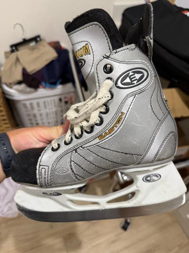 Gray Easton Magnum Hockey Skates Regular Width Size 1 (Used)