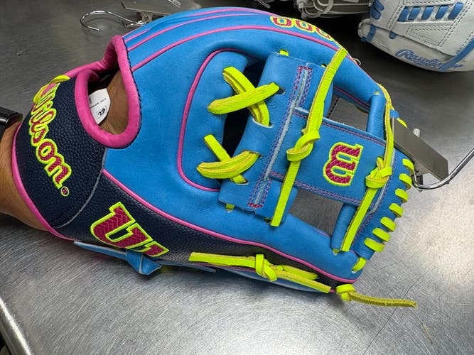 Wilson RHT A2000 1766 Baseball Glove 11.5" **New**