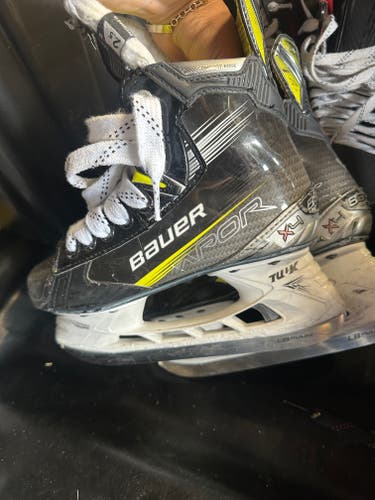 Black/Yellow Bauer Vapor X4 Hockey Skates Regular Width Size 2.5 (Used)