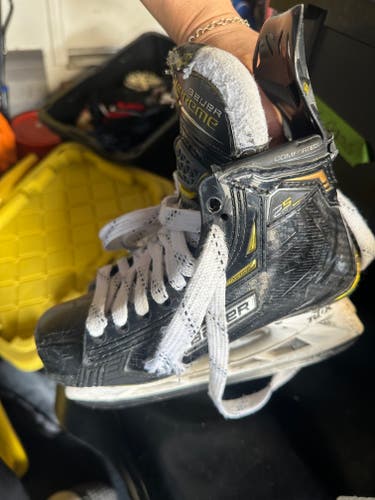 Black/Yellow Bauer Supreme 2S Pro Hockey Skates Wide Width Size 3 (Used)
