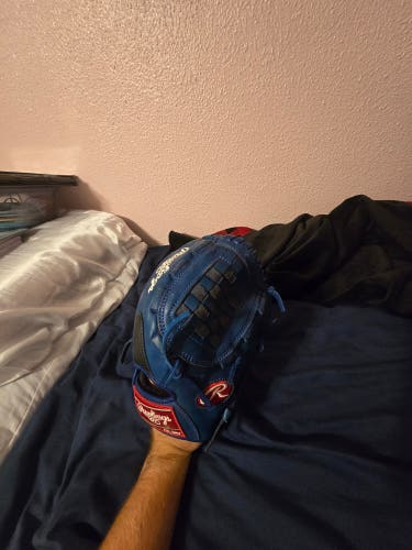 Pitcher's RH Rawlings GGE12RB Baseball Glove 12" (Used)