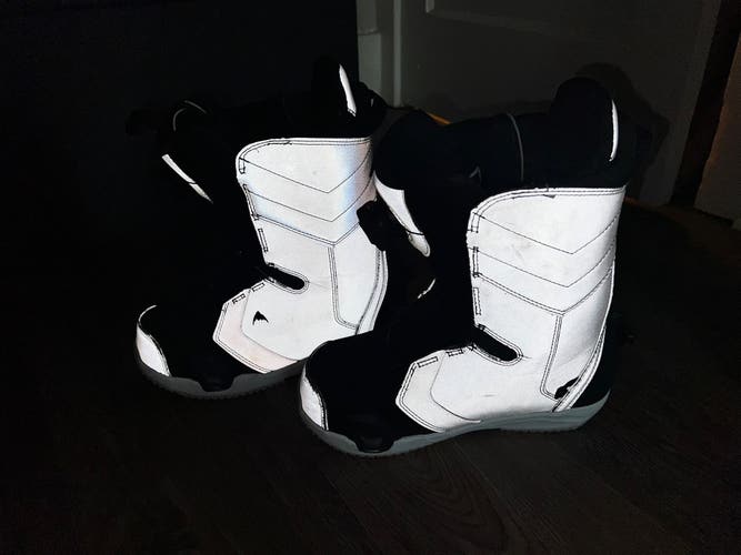 Women's Size M 6.0 (W 7.0) Burton Limelight Step On Snowboard Boots AND Bindings