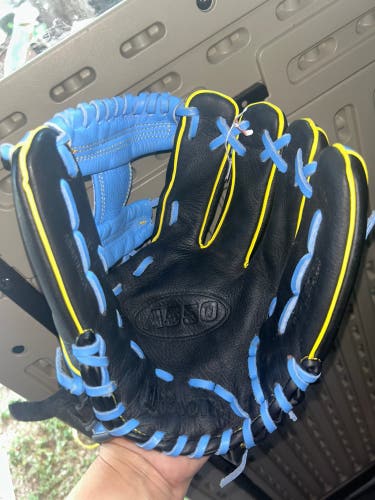 2025 Wilson A550 RH Infield Baseball Glove 11" (Used)