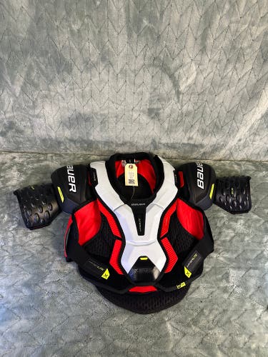 Medium Intermediate Bauer Vapor Hyperlite Shoulder Pads (Used)