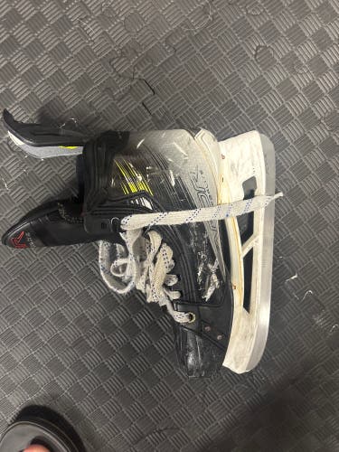 2023 Bauer Vapor Hyperlite 2 Hockey Skates 8 (Used)