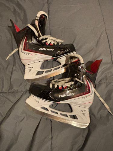 Red 2025 Bauer Vapor Fly30 Hockey Skates Extra Wide Width Size 5.5 (Used)