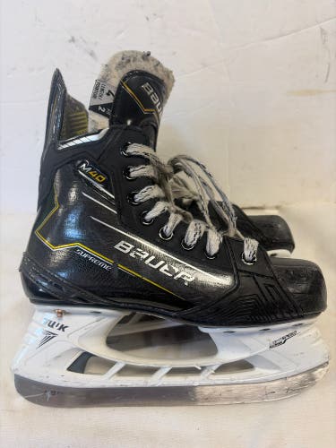 Black Bauer Supreme M40 Hockey Skates Regular Width Size 4 (Used)