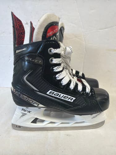 Black Bauer Vapor X Select Hockey Skates Regular Width Size 1.5 (Used)