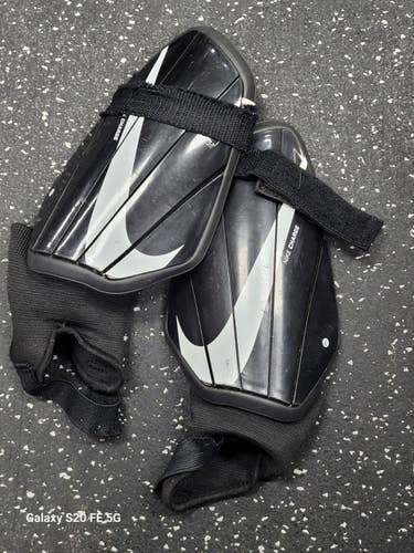 Used Nike CHARGE Soccer Shin Guards Junior Black LG 11849-S000043101
