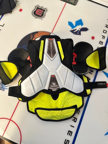 Men's Medium Junior Bauer Vapor Hyperlite Shoulder Pads (Used)