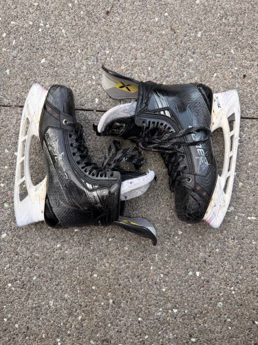 Black 2023 Bauer Vapor Hyperlite 2 Hockey Skates Pro Stock 10.5 (Used)