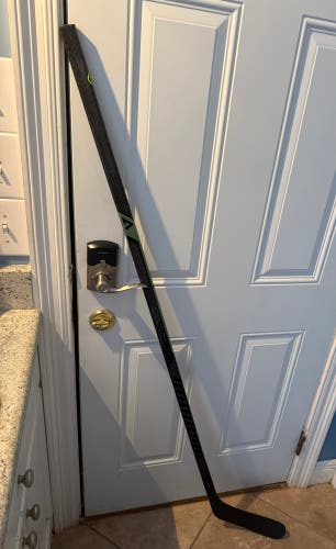 Senior Warrior Alpha LX3 Left Hand
Hockey Stick Mid Pattern 75 Flex Like New