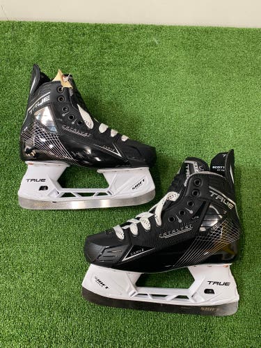 True Catalyst Lite Hockey Skates | Intermediate Size 5.5 (Regular)