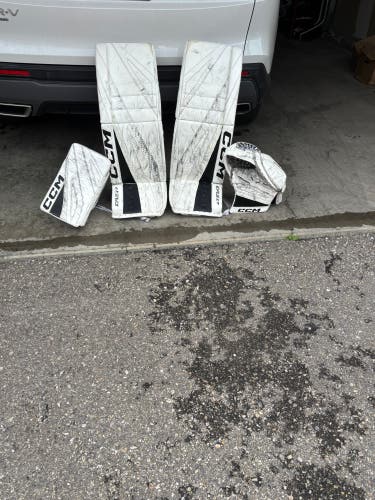 34" 2025 CCM Extreme Flex 7 Goalie Leg Pads (Used)